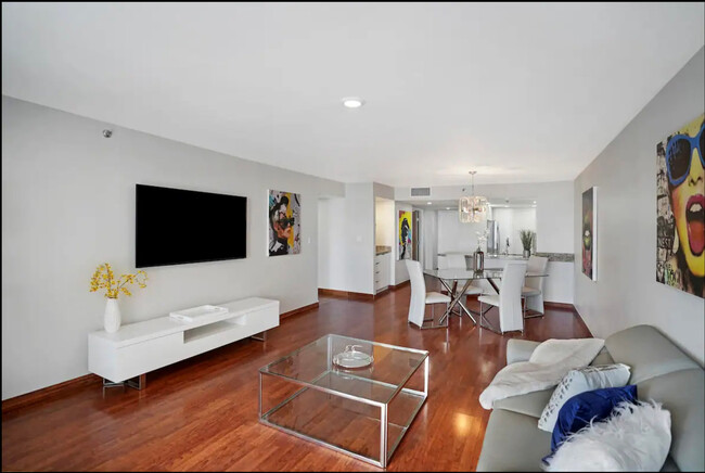 Photo - 1717 N Bayshore Dr Unidad FL14-ID1054110P