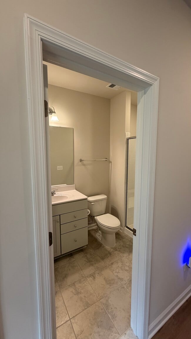 Baño en la planta baja (privado) - 9626 Killenney Pl