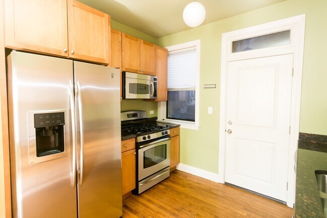 Building Photo - 736 W Addison St Unit A09W