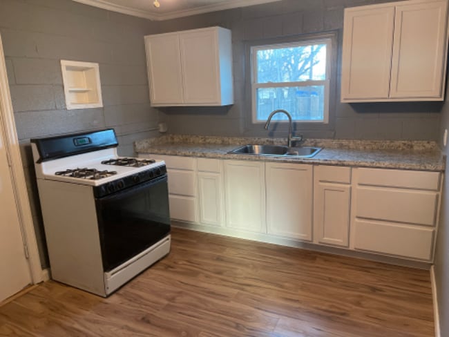 Photo - 3217 James Ave