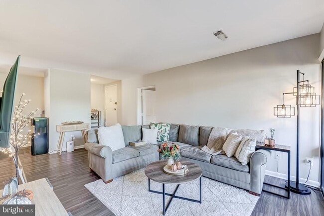 Building Photo - 11260 Chestnut Grove Square Unit 339