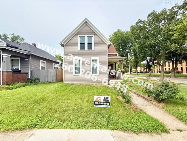 Building Photo - 825 Eckart St