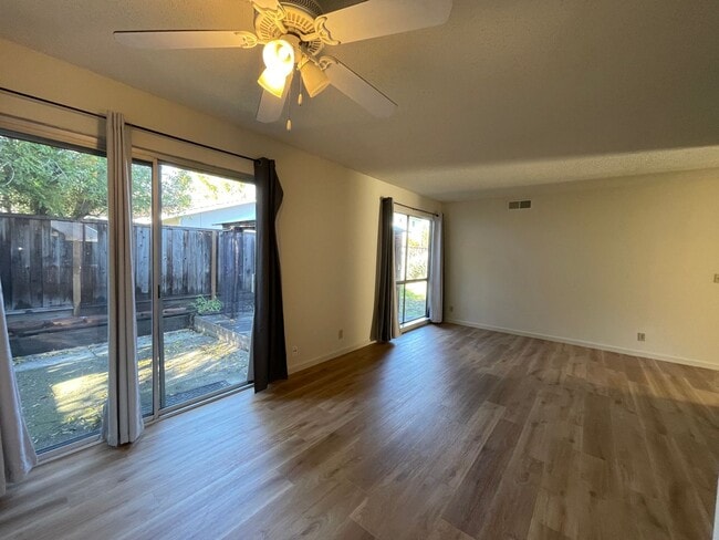 Photo - Henderson Ave Unidad 941
