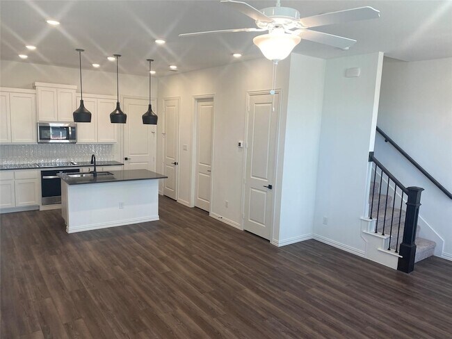 Photo - 7573 Laburnam Rd