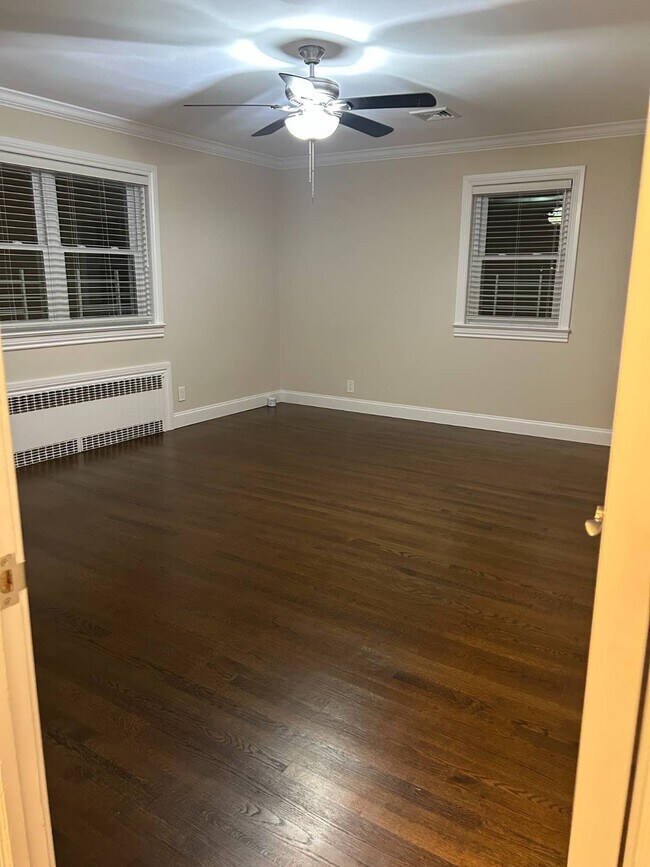 Photo - 260 Eastchester Rd