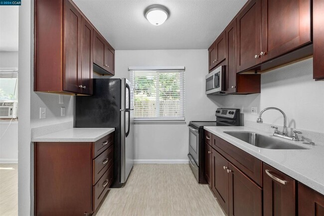 Photo - 1417 Berrellesa St