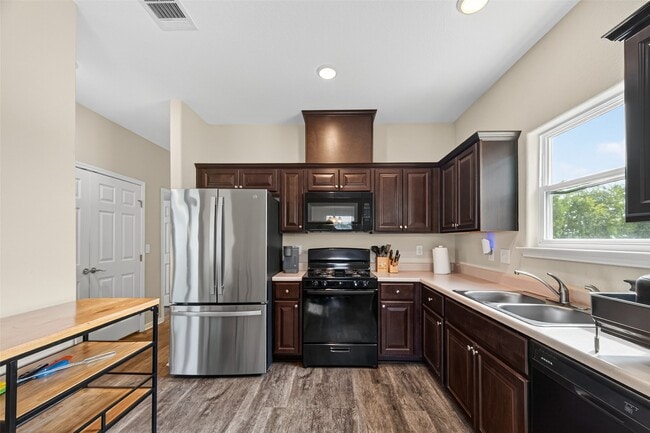 Photo - 1009 Niagara St