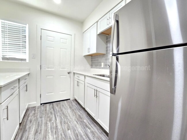 Photo - 1527 E Oak St Unit 1