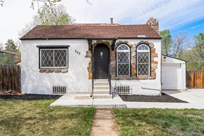 Building Photo - "Charming 3-Bedroom Home with 2 Full Baths in Prime Lakewood Location!"