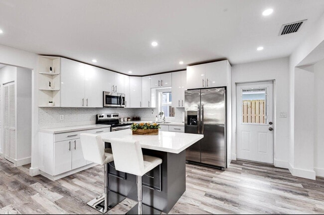 Building Photo - 3201 SW 9th Ave