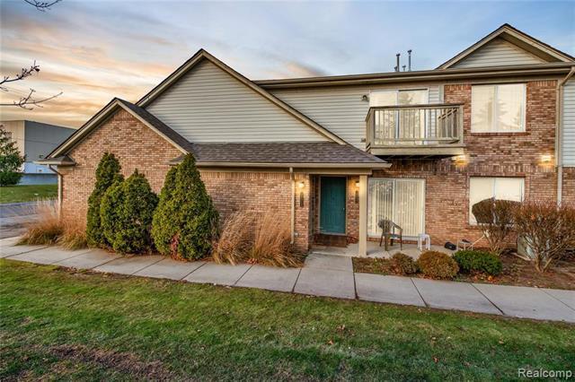 End unit with attached garage - 24002 Wedgewood Cir