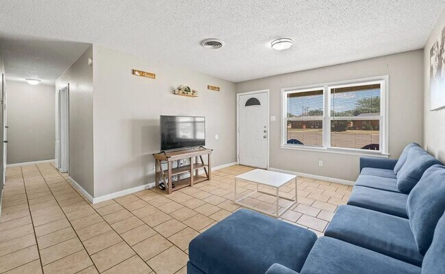 Photo - 3/2/1 Great Price Great Location. Available Now!