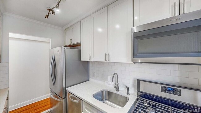 Building Photo - 66-15 Wetherole St Unit 14C Rental