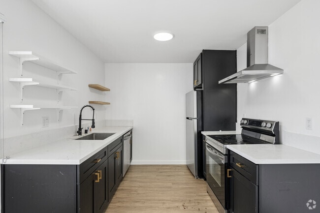 1BR, 1BA - 905SF - Kitchen - 1313 Huntington Dr