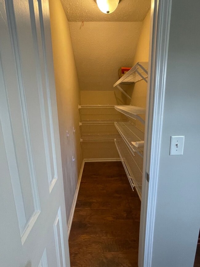 Photo - 617 Niagra Ln