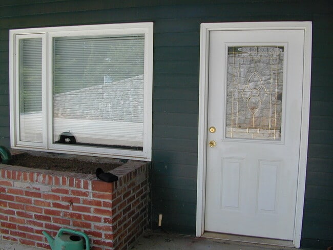 Building Photo - 1856 Butlers Lane Unit Apt. #4