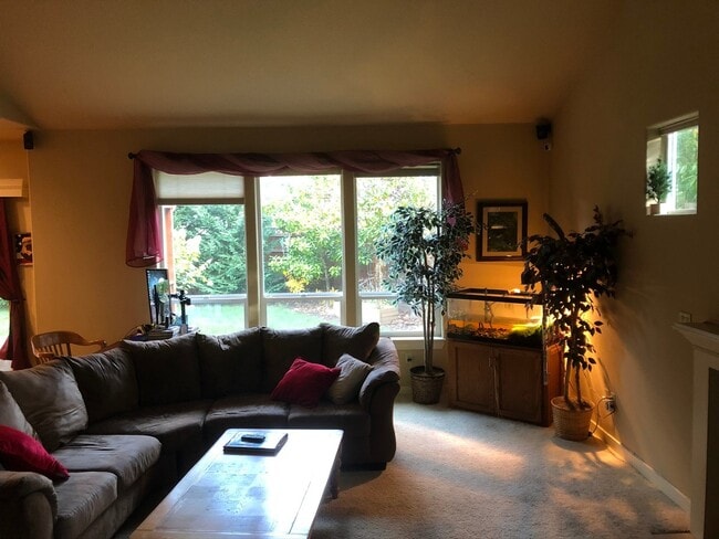 Photo - Large 4 Bedroom House in Newberg. Great Location!