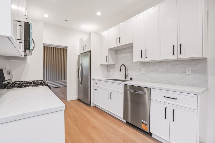 6844 Yolanda Ave
