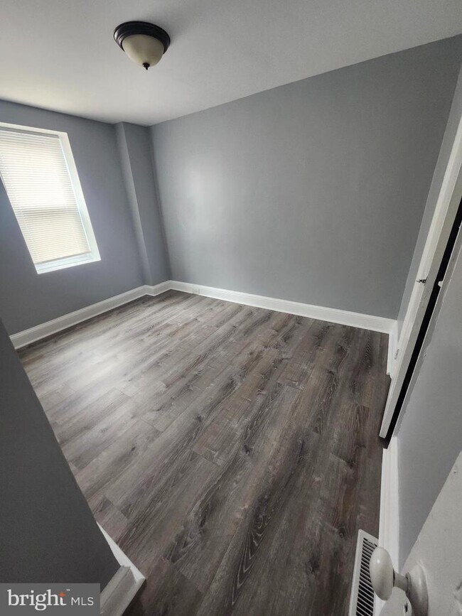 Photo - 555 Roberts St