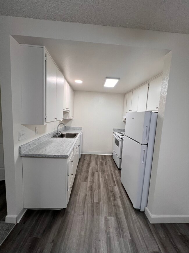 1x1 Upstsairs - Pacific Oaks Apartments