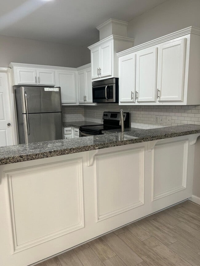 Building Photo - 1605 Omni Unit 4