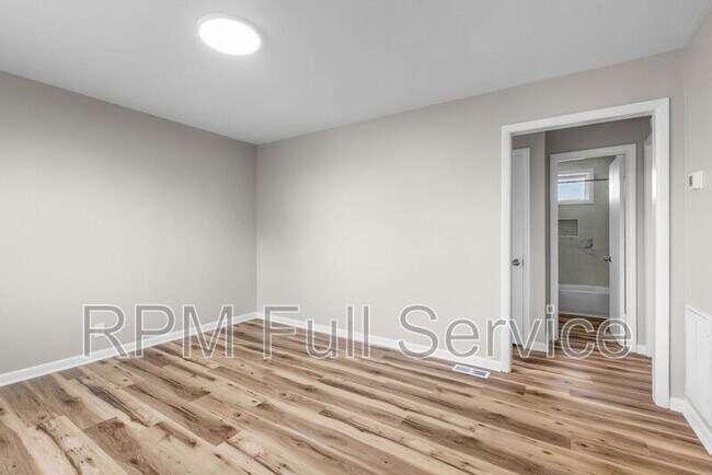 Photo - 895a W Sharpe Ave Unit A