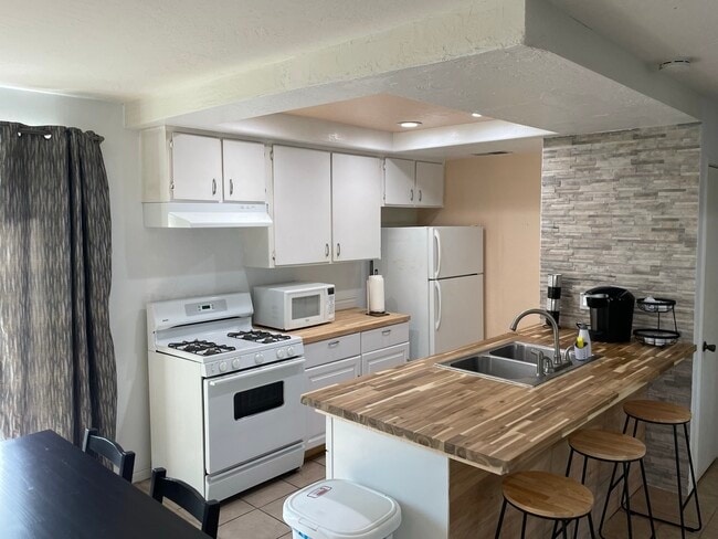 Kitchen - 1 Lakeview Cir Unit 1