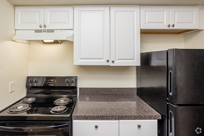1BR, 1BA - 750SF