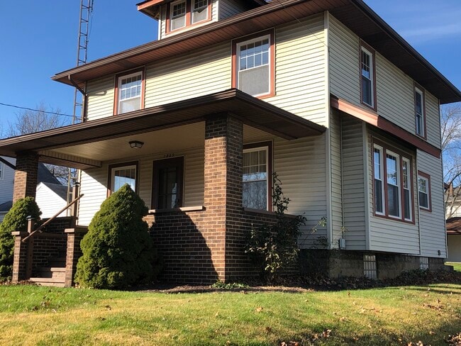 Photo - 1802 Tremont Ave SW House
