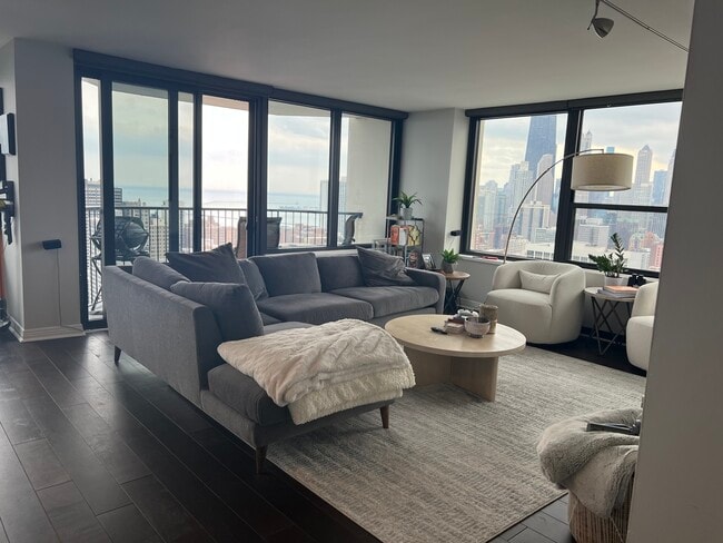 Photo - 1560 N Sandburg Ter Unidad 4002