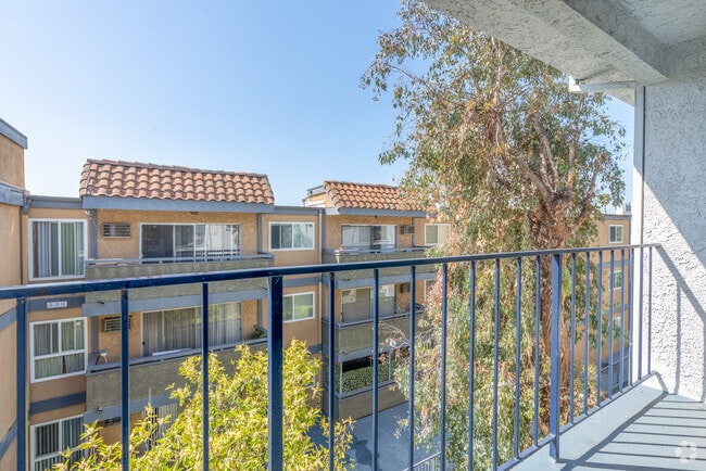 1BR, 1BA - 775SF - Balcony