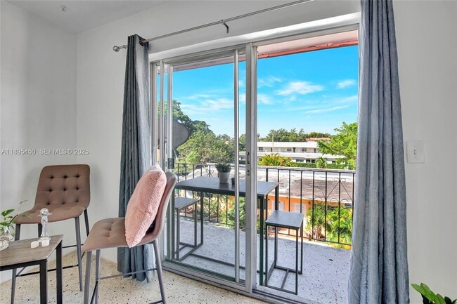 Photo - 458 SW 9th St Unidad 8