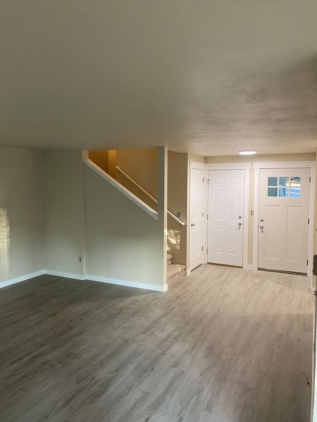 Photo - Olympia 3bdr 1.5 bath TOWNHOME 1 car garage 1 PET WELCOME