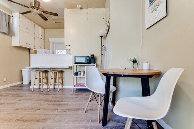 Photo - 729 E 18th Aly