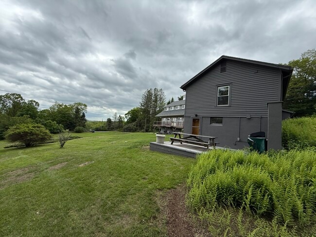 Building Photo - 120 Looking Glass Hill Rd Rental