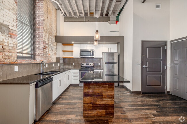 2BR, 2BA - 830SF - Kitchen