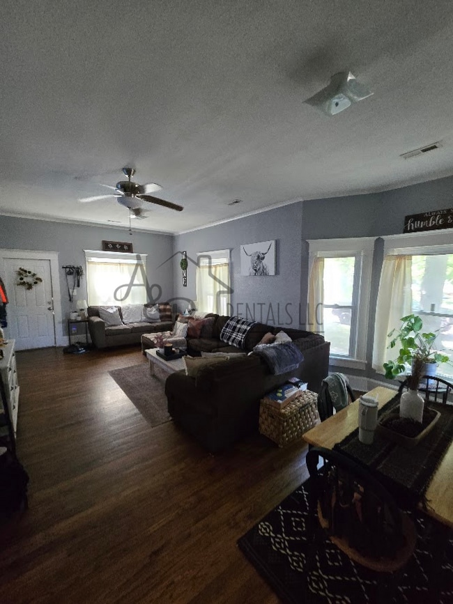 Photo - 314 W 1st St