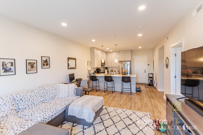 Building Photo - 464 Washington St Unit 304R