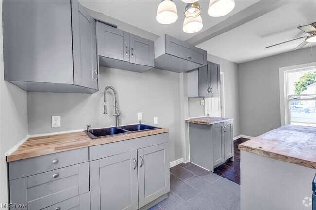 Building Photo - 223 W 15th St Rental