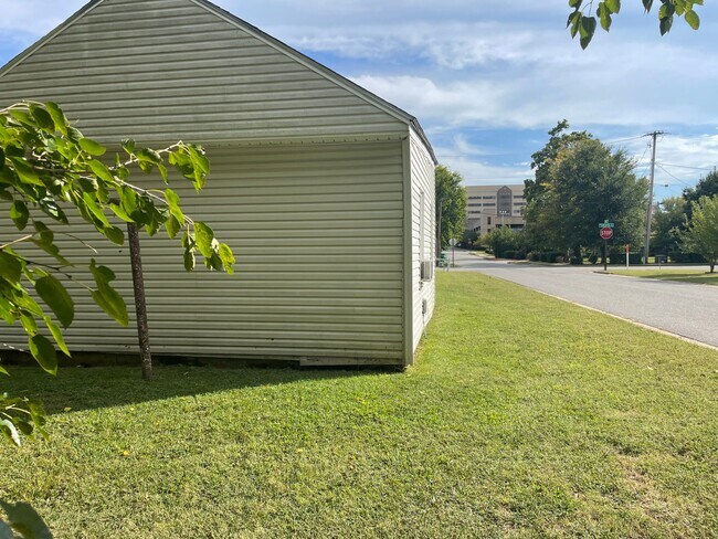 Photo - 1 Bedroom / 1 Bathroom in Downtown Springdale - All Utilities Included! Unit B