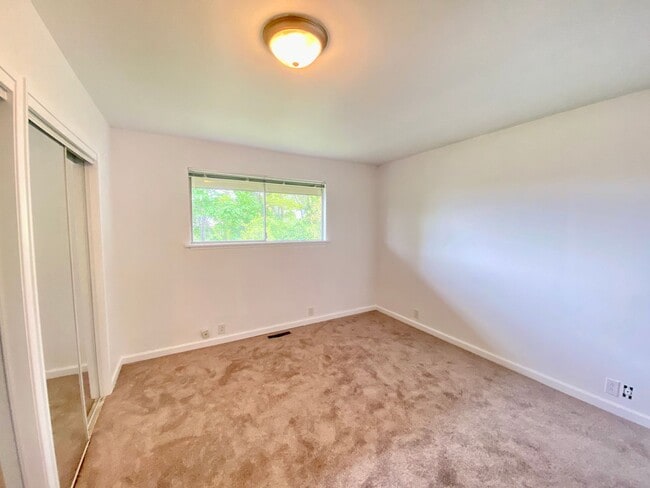 Photo - Letitia Ave S. (4051) Unit B