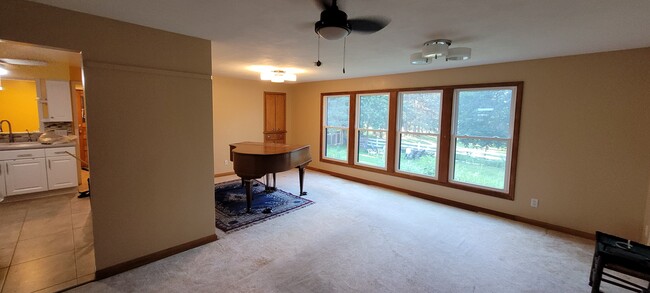 Sala de estar (piano no incluido) - 170 Ridge Ave