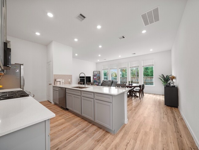 Photo - 674 Royal Arch Dr