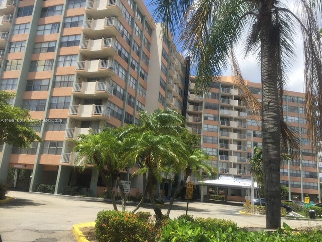 Building Photo - 1300 NE Miami Gardens Dr Unit 804E