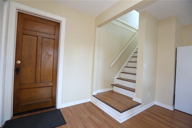 Photo - 733 University Ave
