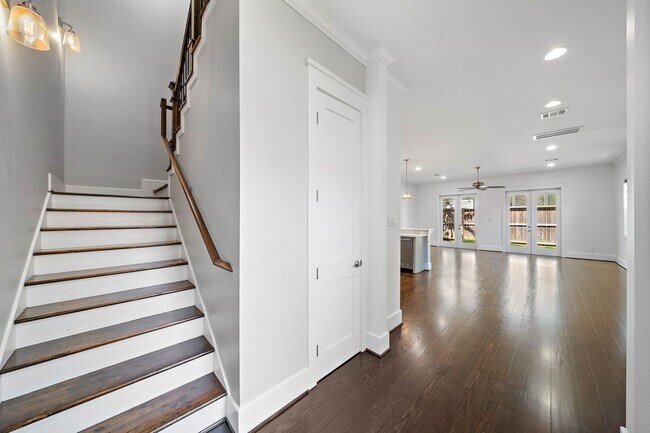 Photo - 819 Algregg St