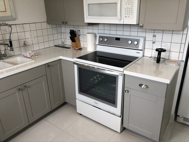 Fully stocked kitchen with new appliances - 2513 Staples Ave House