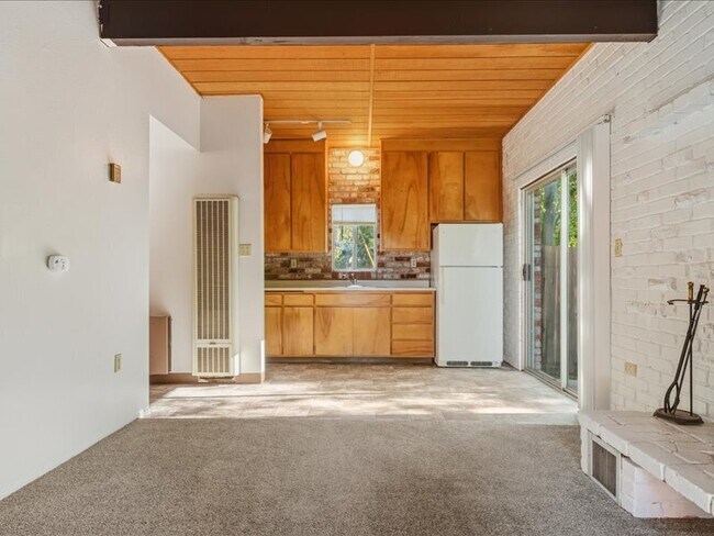 Photo - 1863 Bailhache Ave