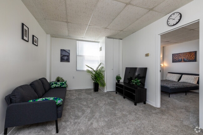 1BR, 1BA - 550SF - Living Room - Riverview Apartments