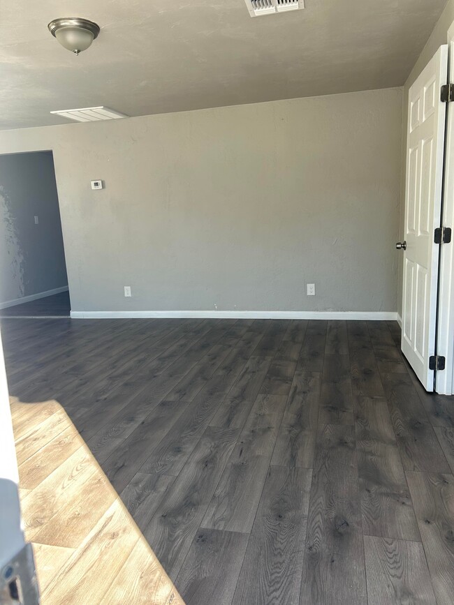 Photo - 212 W Blacklidge Dr